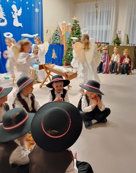 Jasełka w grupie KRASNALE pt. ''Do Betlejem''.